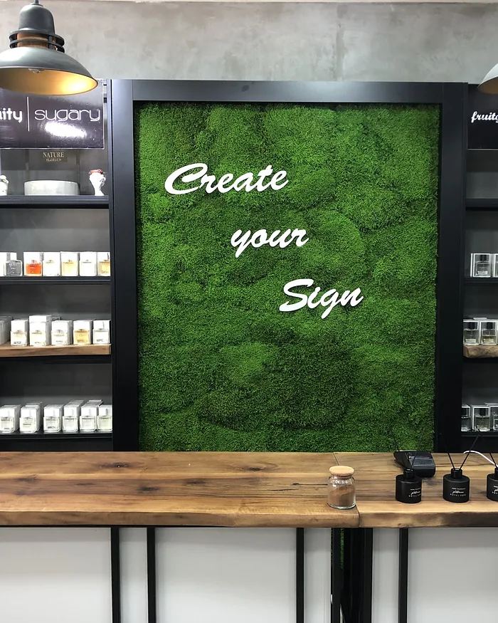 Create your Sign yazılı yosun duvar ve ahşap tezgâh