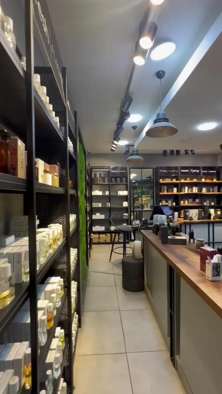 Mağazanın yan rafları ve tezgâh
